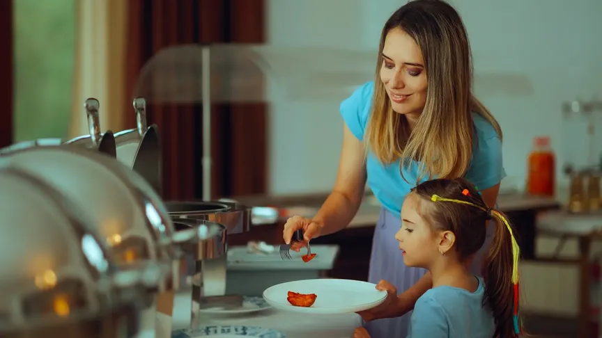 žena v restauraci nandává dítěti jídlo