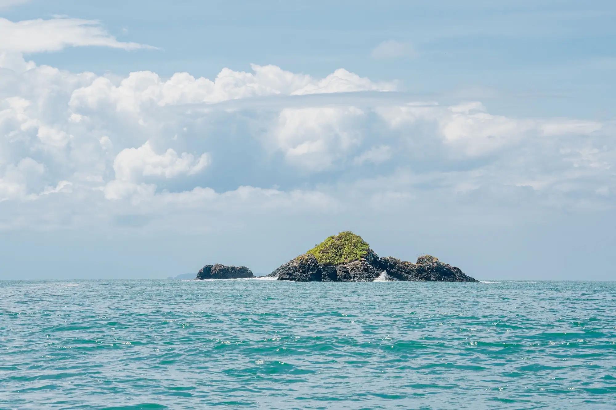 Malý ostrov uprostřed oceánu