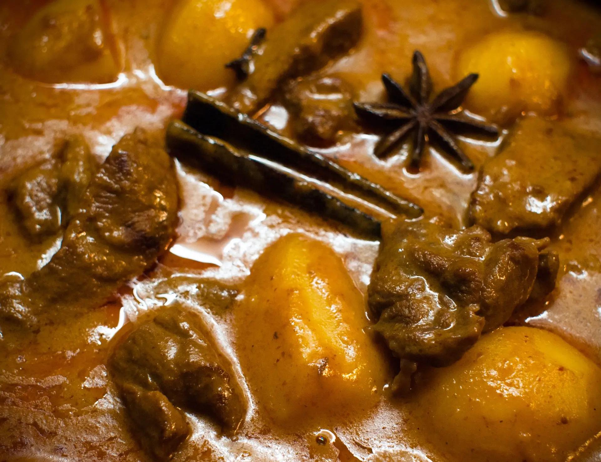 Nešizený Matsaman kari obsahuje celé koření.