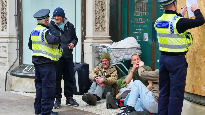 Policisté kontrolují skupinu bezdomovců v Anglii