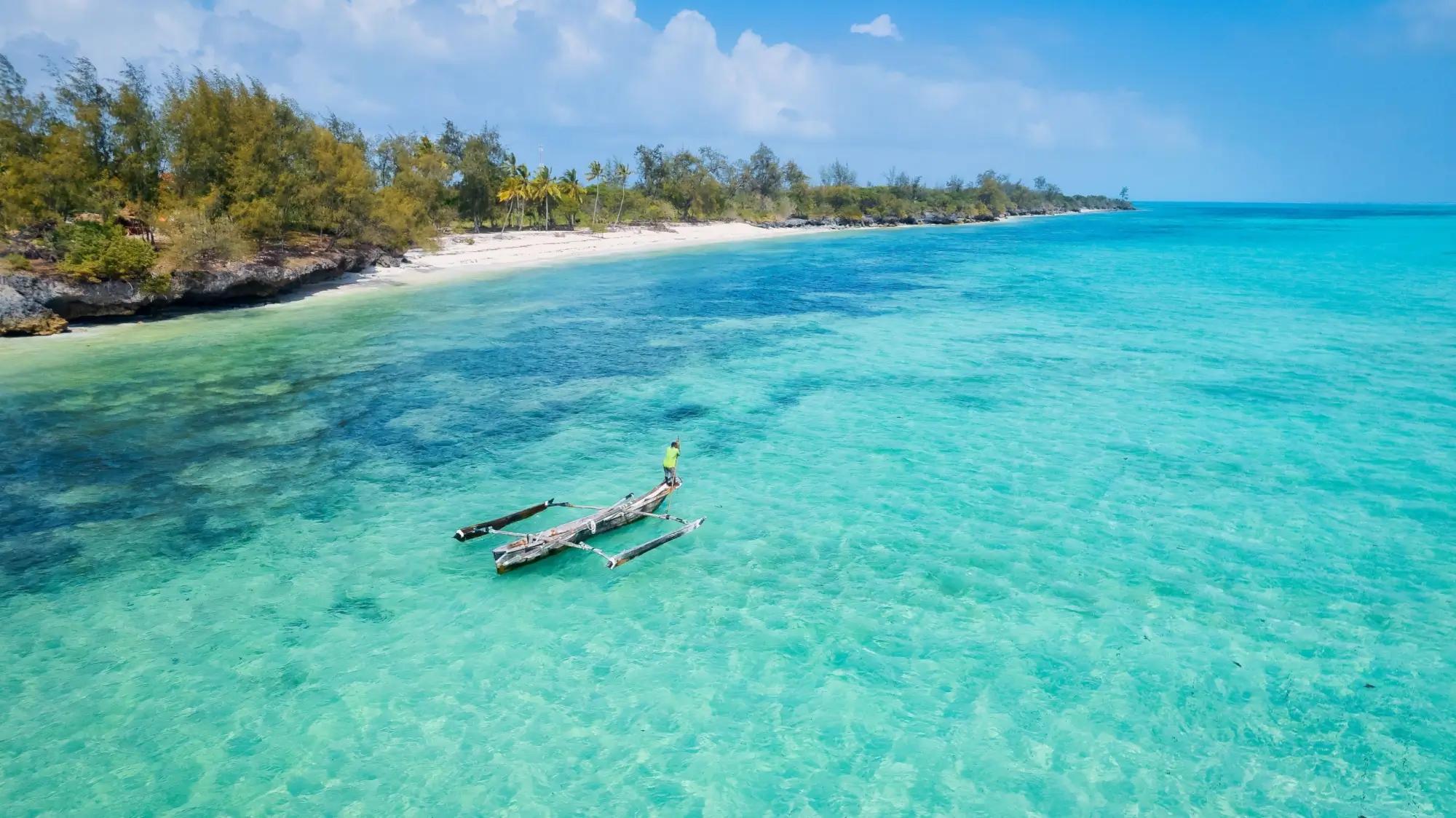 Moře a pláž na ostrově Zanzibar