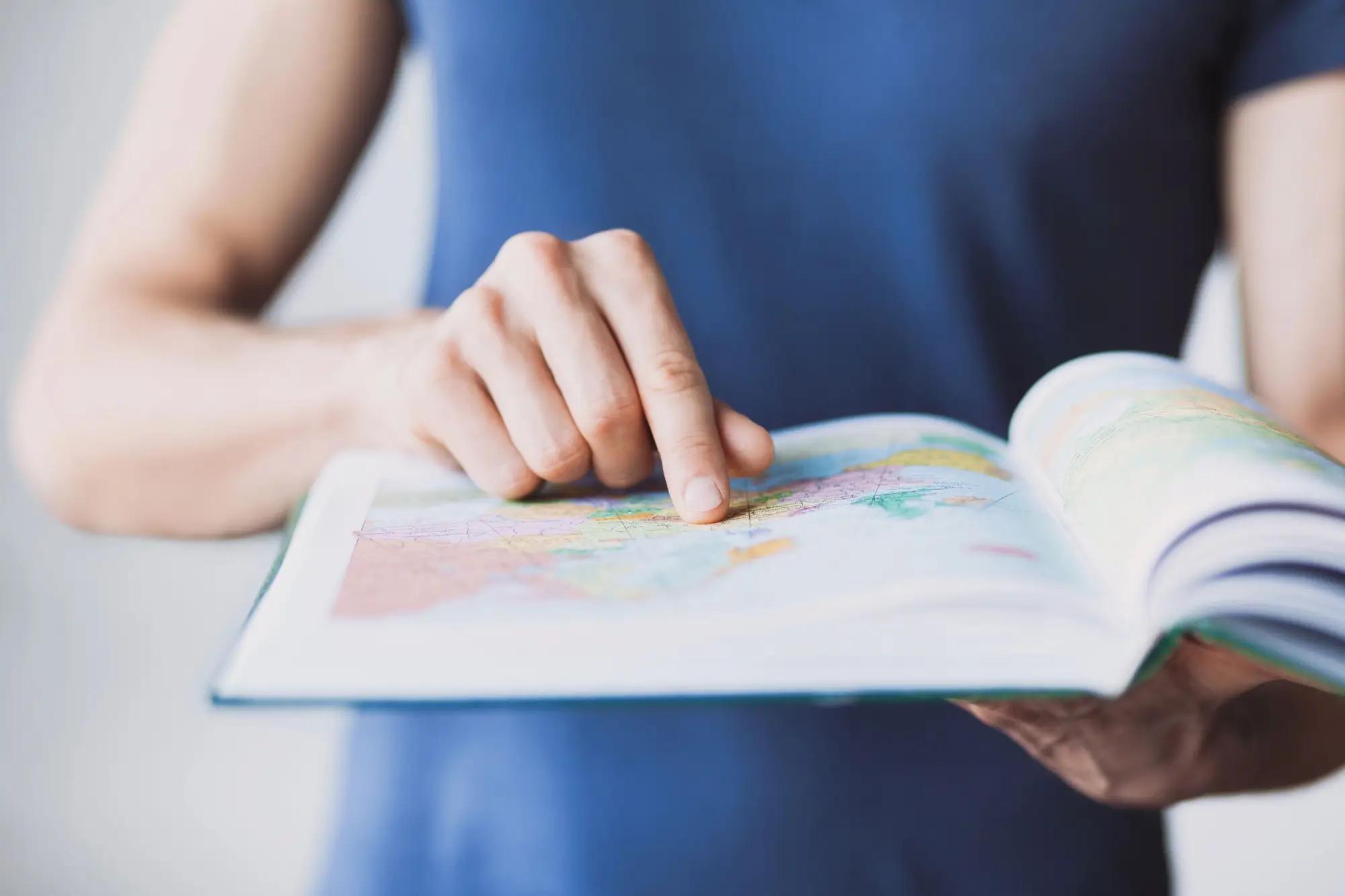 žena drží zeměpisnou mapu