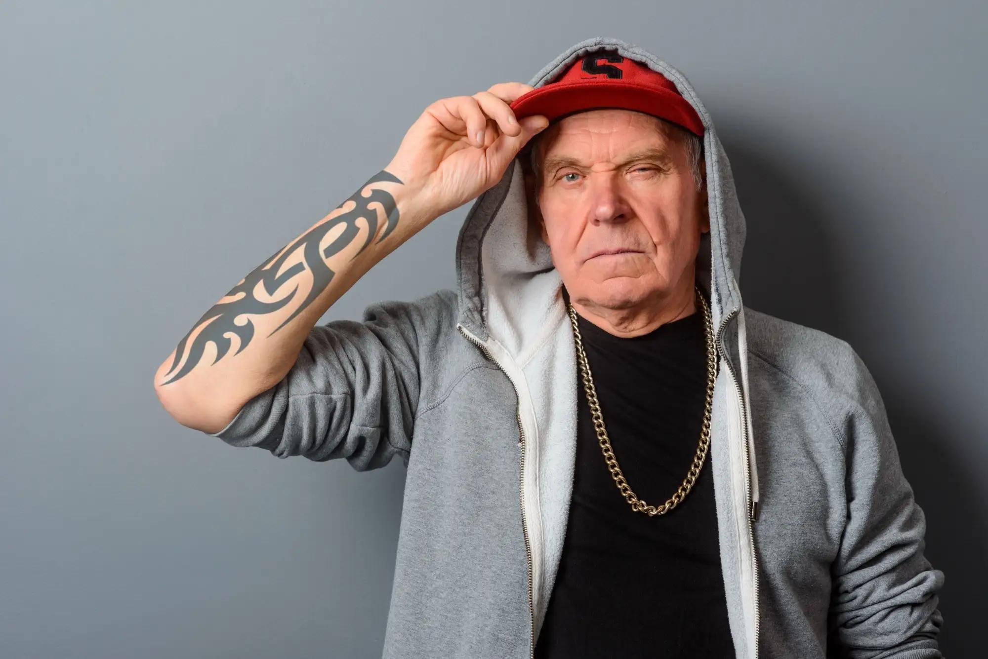 starší muž v oblečení vyjadřujícím svobodu a rebelství