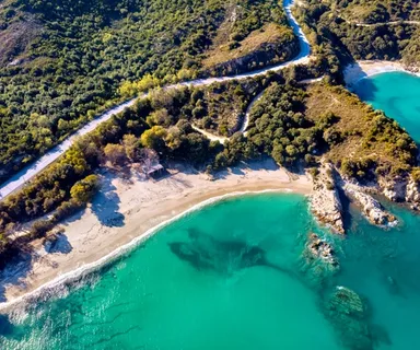 Novým hitem letní dovolené jsou evropské Maledivy: Albánský Ksamil se dostává na přední cestovatelské příčky  Ksamil