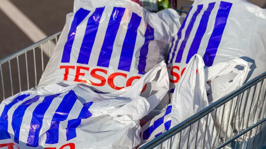 několik tašek Tesco ve vozíku