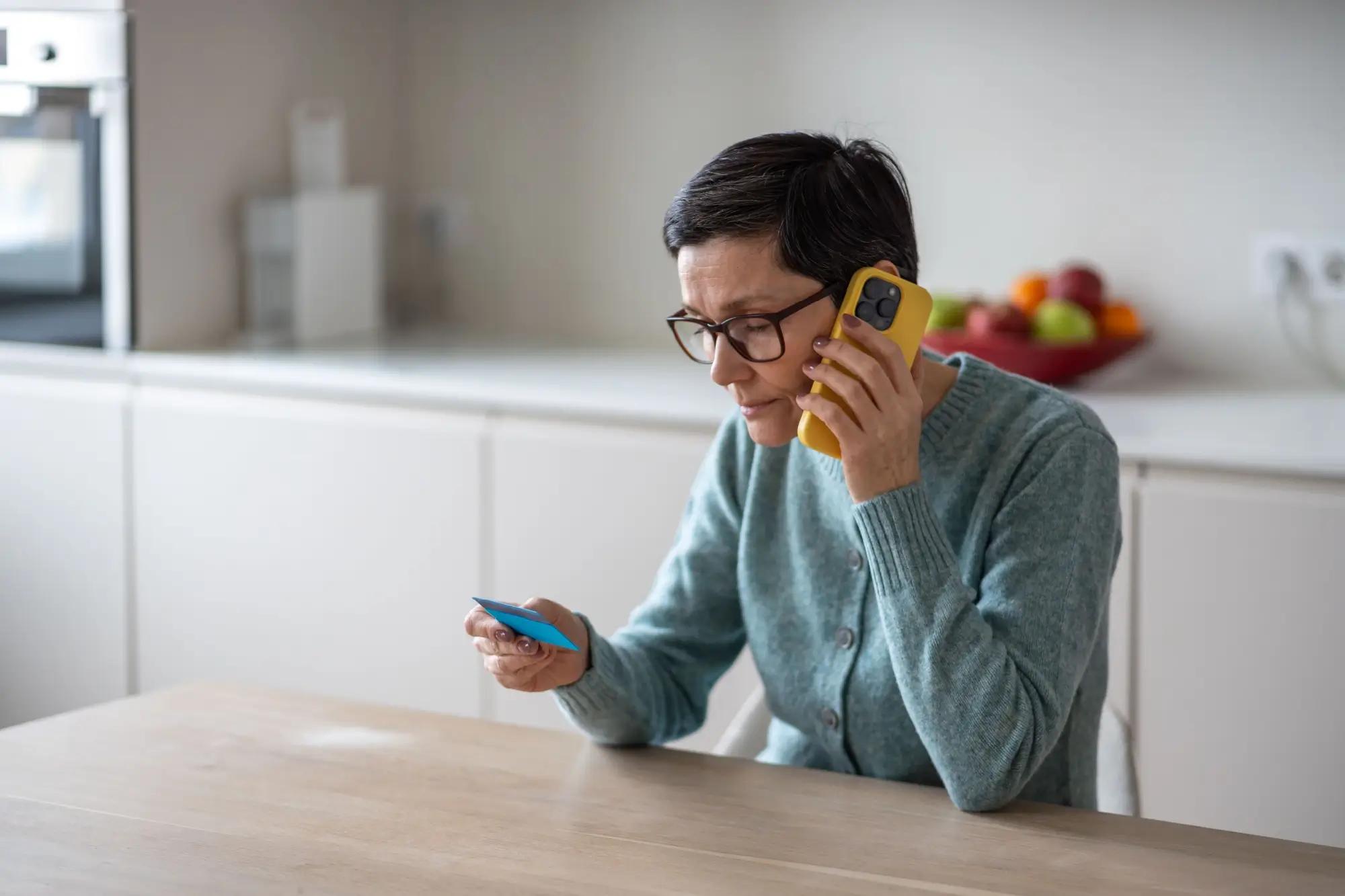 Žena po telefonu nahlašuje číslo karty