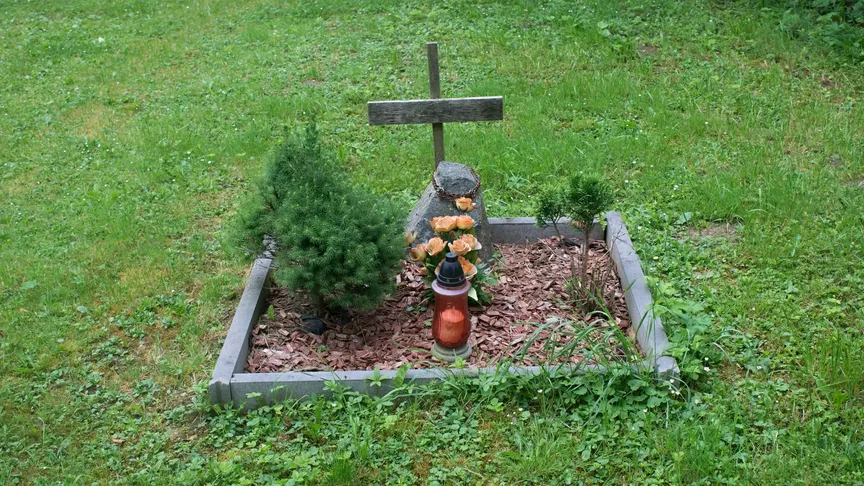 malý hrob pro pejska na zahradě