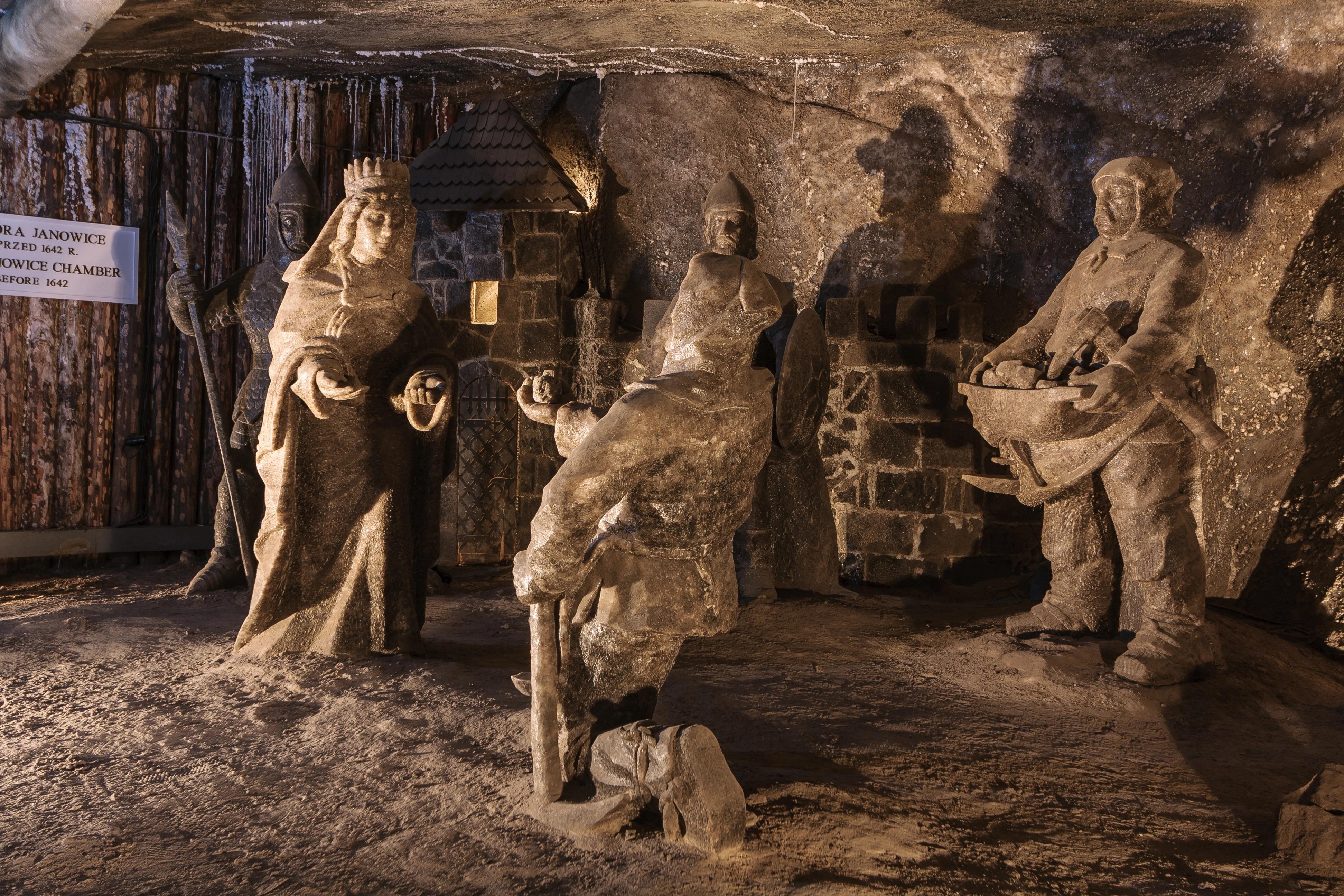 Solná socha horníka v pokleku předává sůl královně v solném dole Wieliczka, Polsko