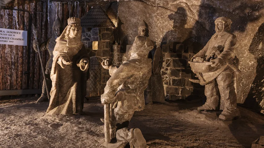 Solná socha horníka v pokleku předává sůl královně v solném dole Wieliczka, Polsko