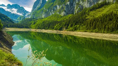 Rakouské jezero, na které se stojí fronty.