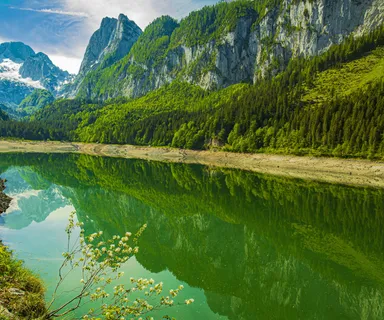 Toto jezero je tak průzračné, že se v něm vidíte jako v zrcadle! Na fotky se tu stojí hodinové fronty Rakouské jezero, na které se stojí fronty.