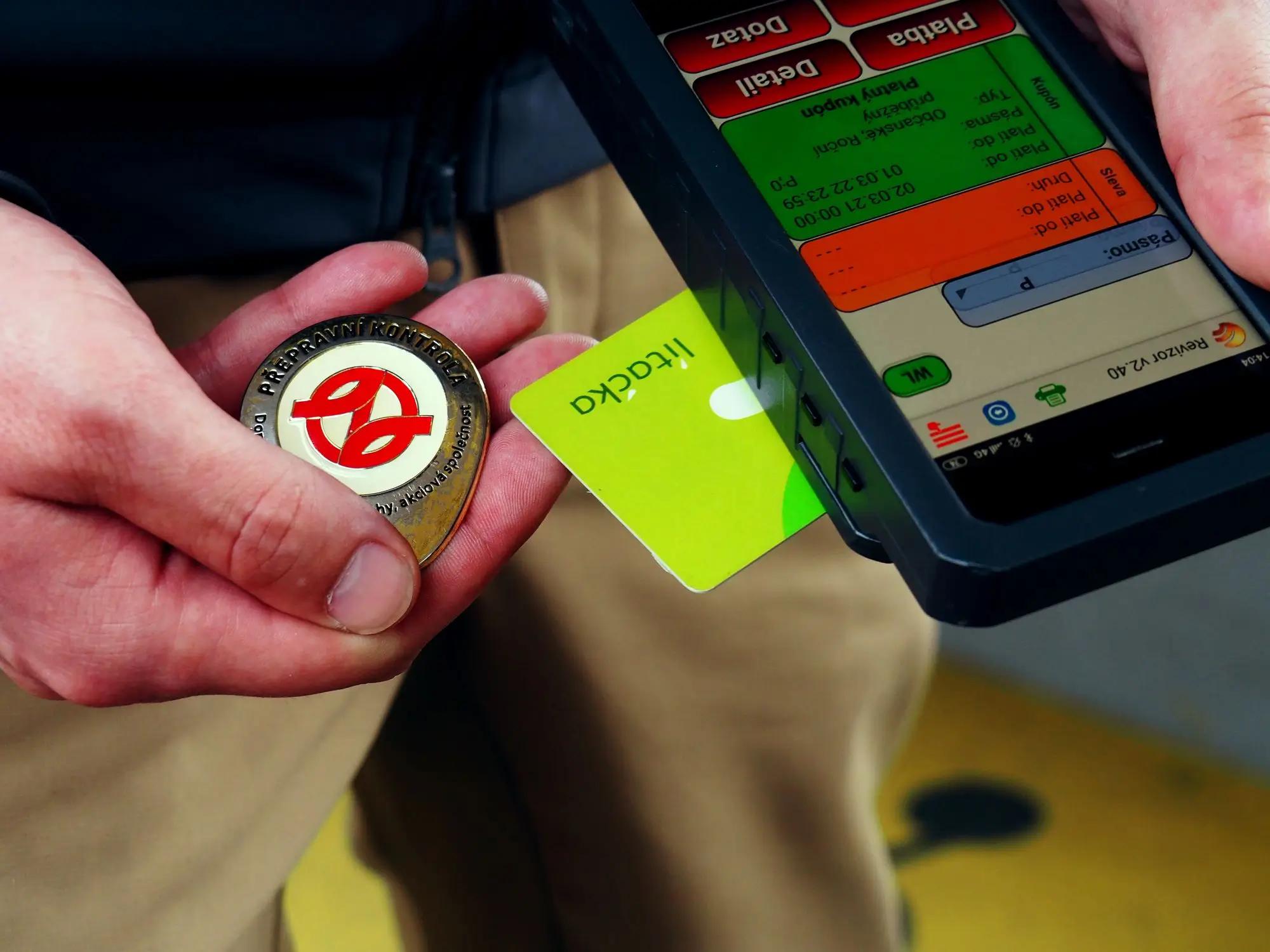 detail na ruce pražského