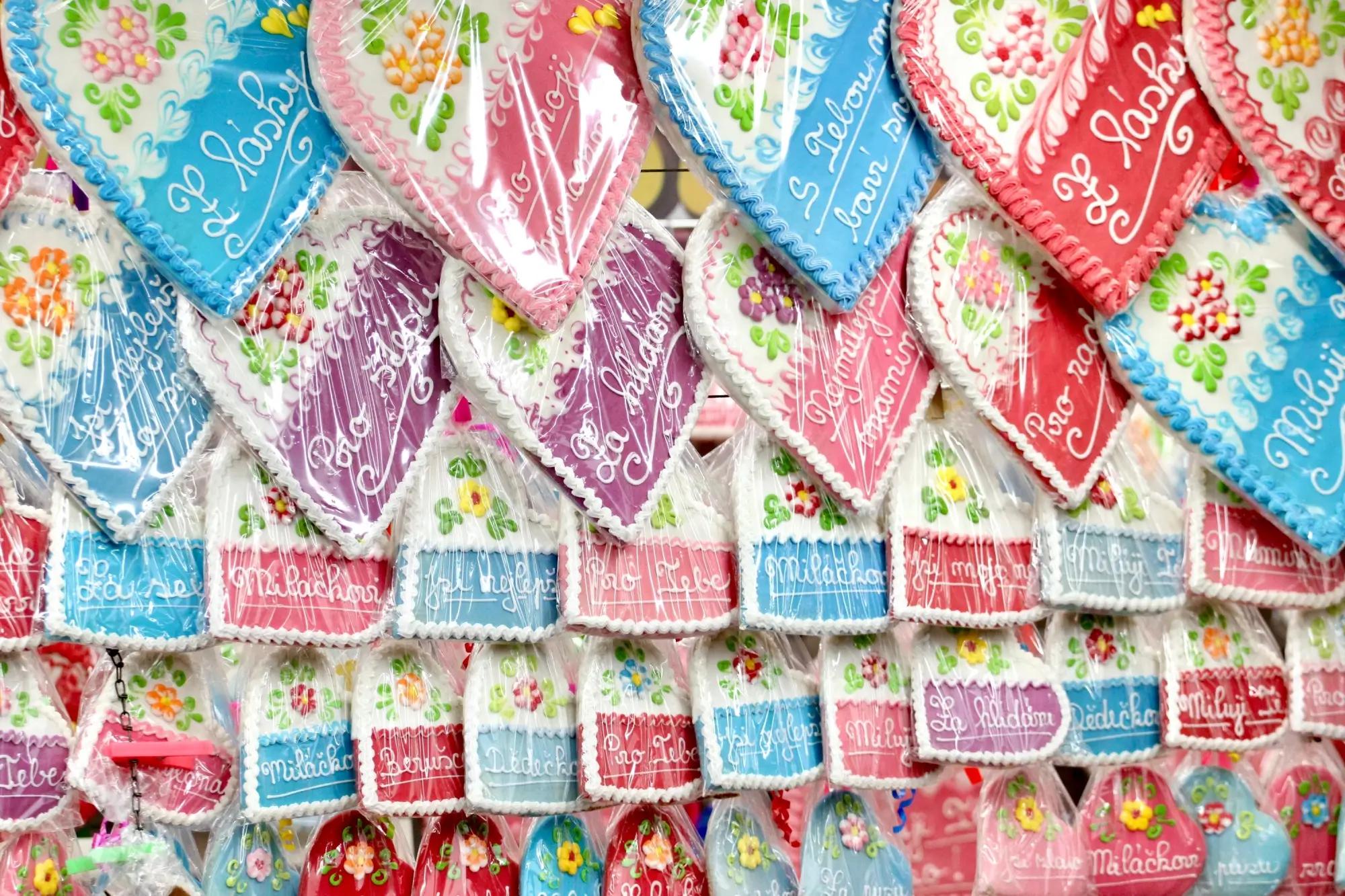 Na obrázku jde vidět několik tradičních Pardubických perníků. Jsou barevně zdobené a nesou různé nápisy.