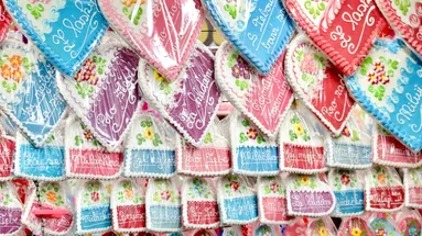 Na obrázku jde vidět několik tradičních Pardubických perníků. Jsou barevně zdobené a nesou různé nápisy.