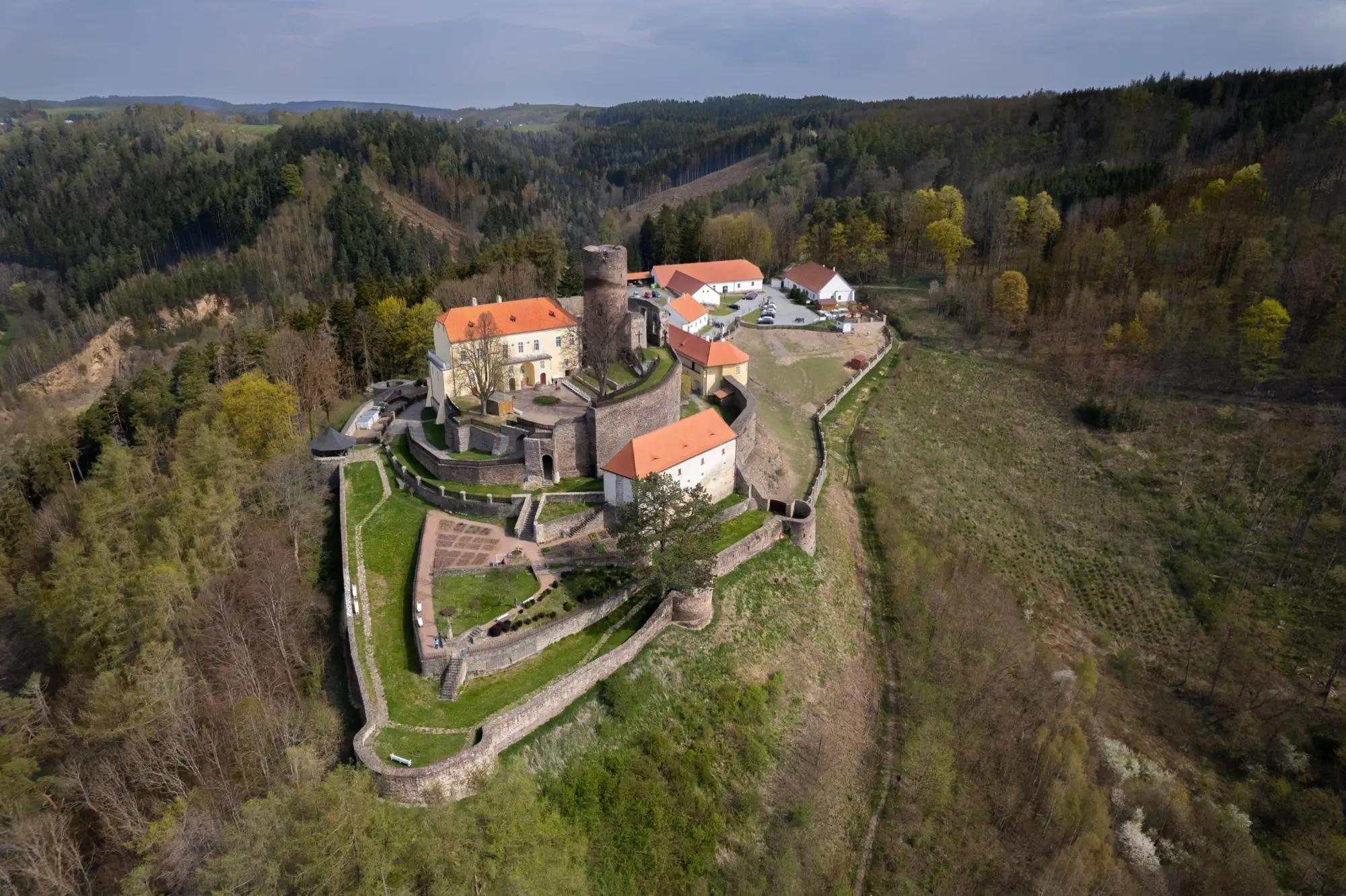 Celkový pohled na hrad Svojanov z ptačí perspektivy