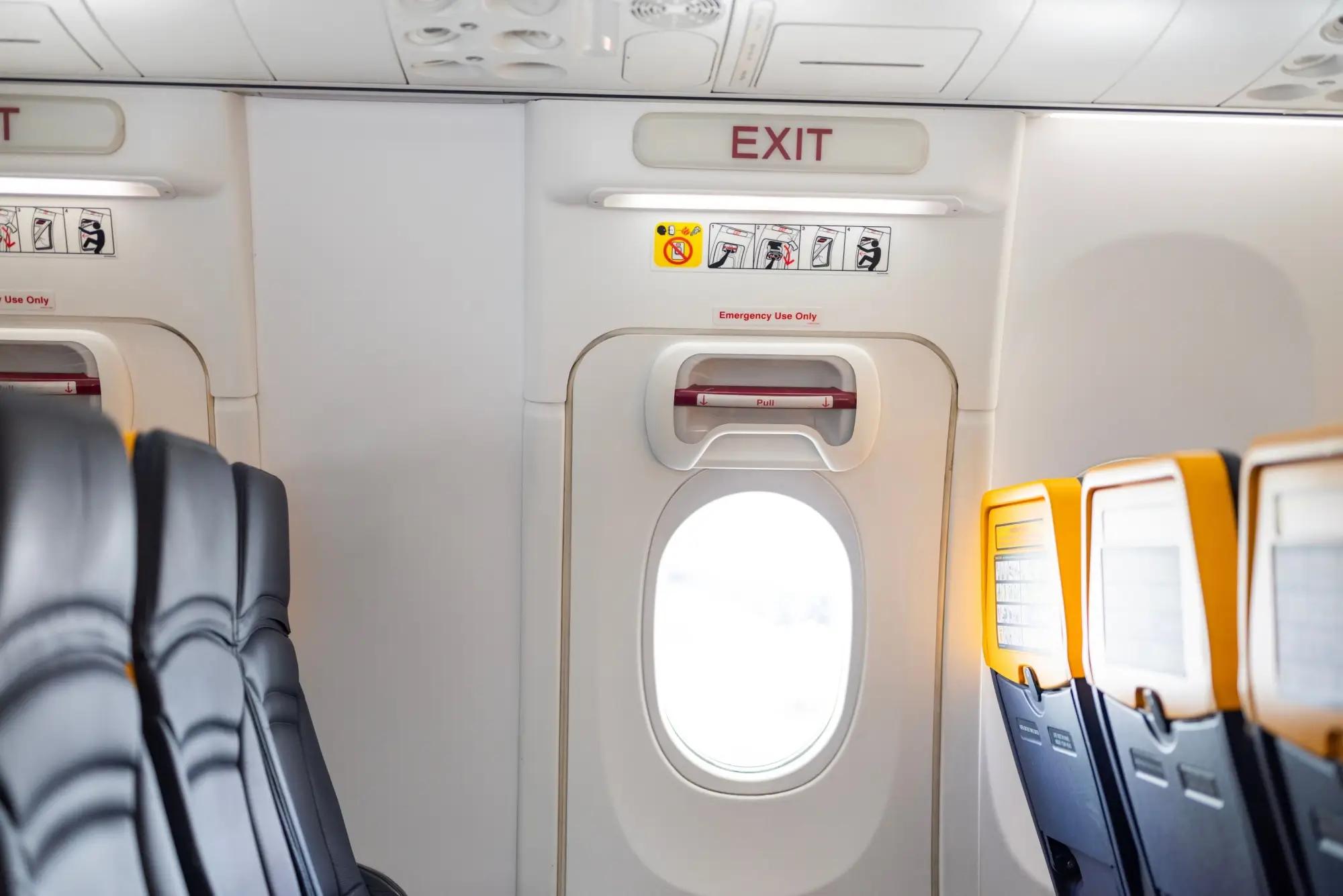 Sedadla u nouzového východu v letadle