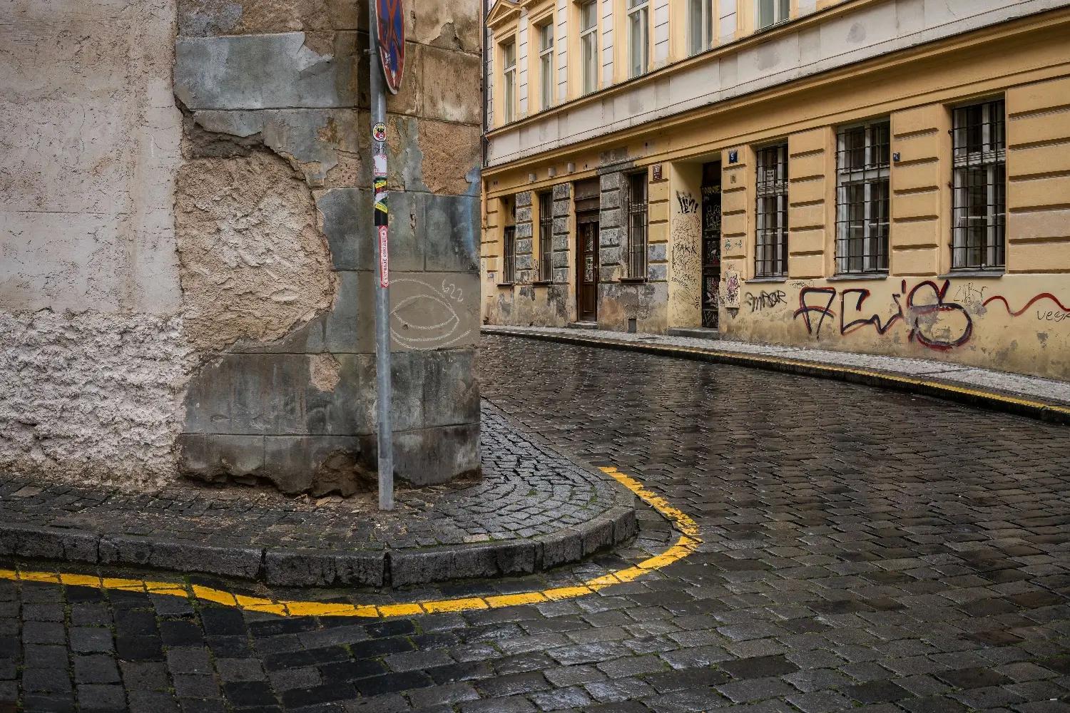 mokrá pražská ulice