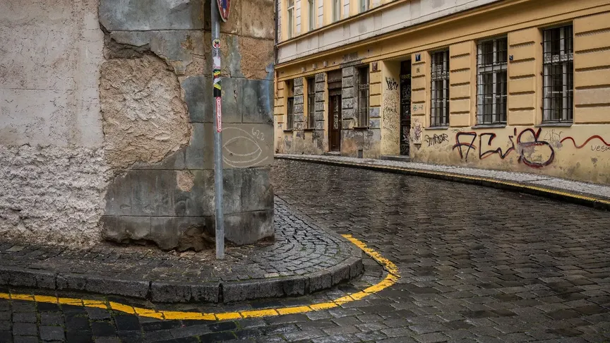 mokrá pražská ulice