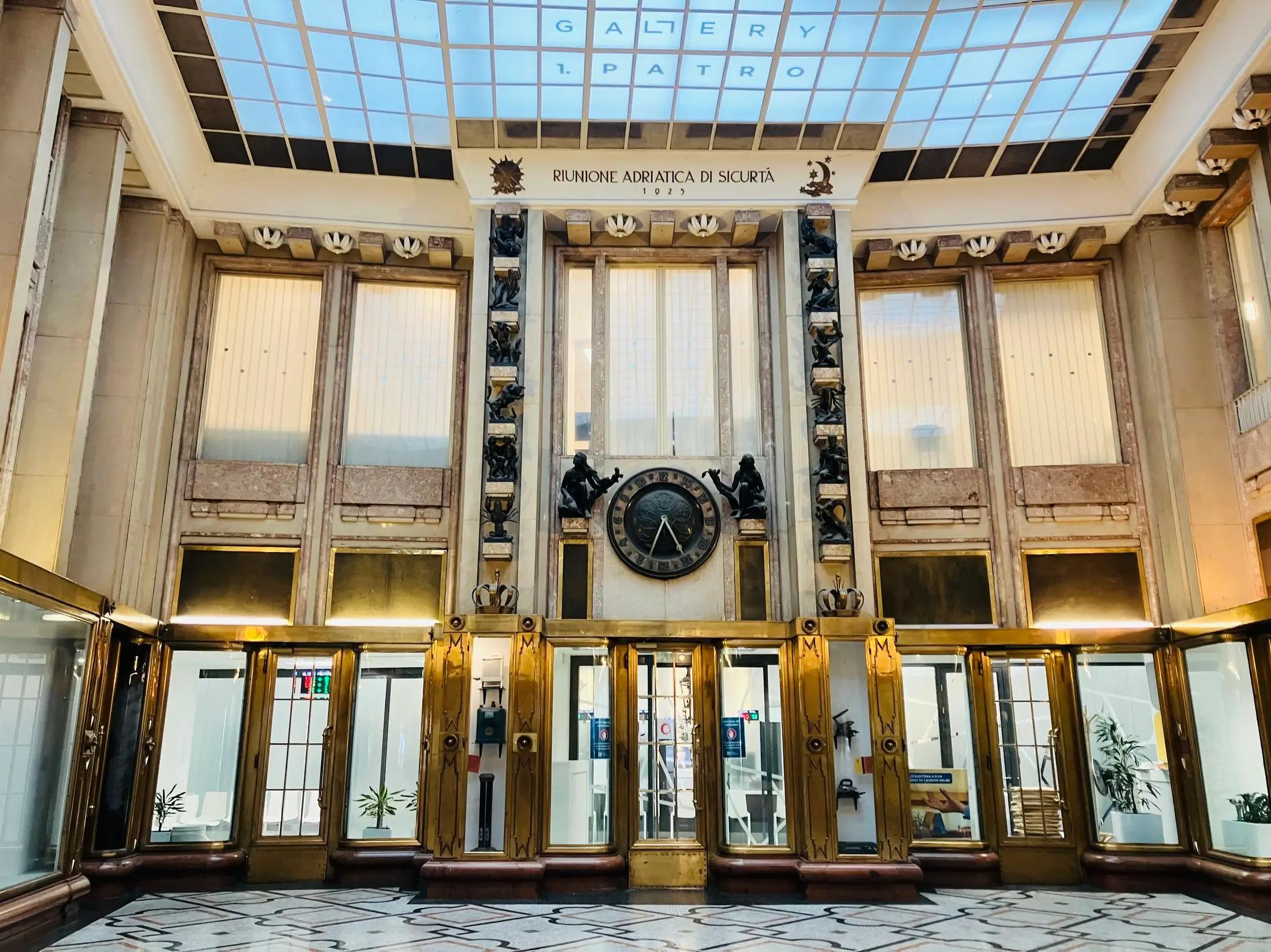 Orloj v paláci Adria. 