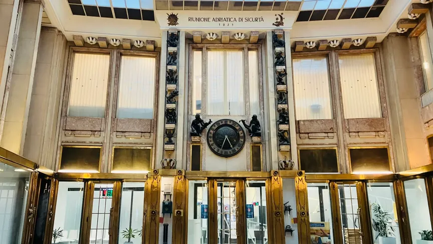 Orloj v paláci Adria.