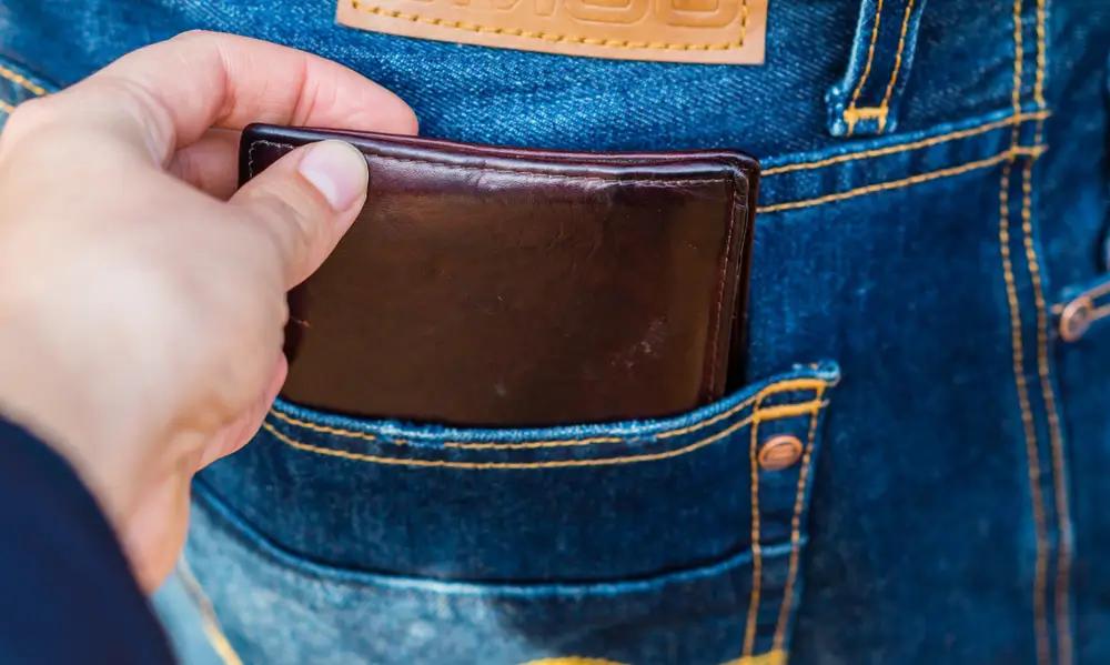 Kapsář krade peněženku z kalhot