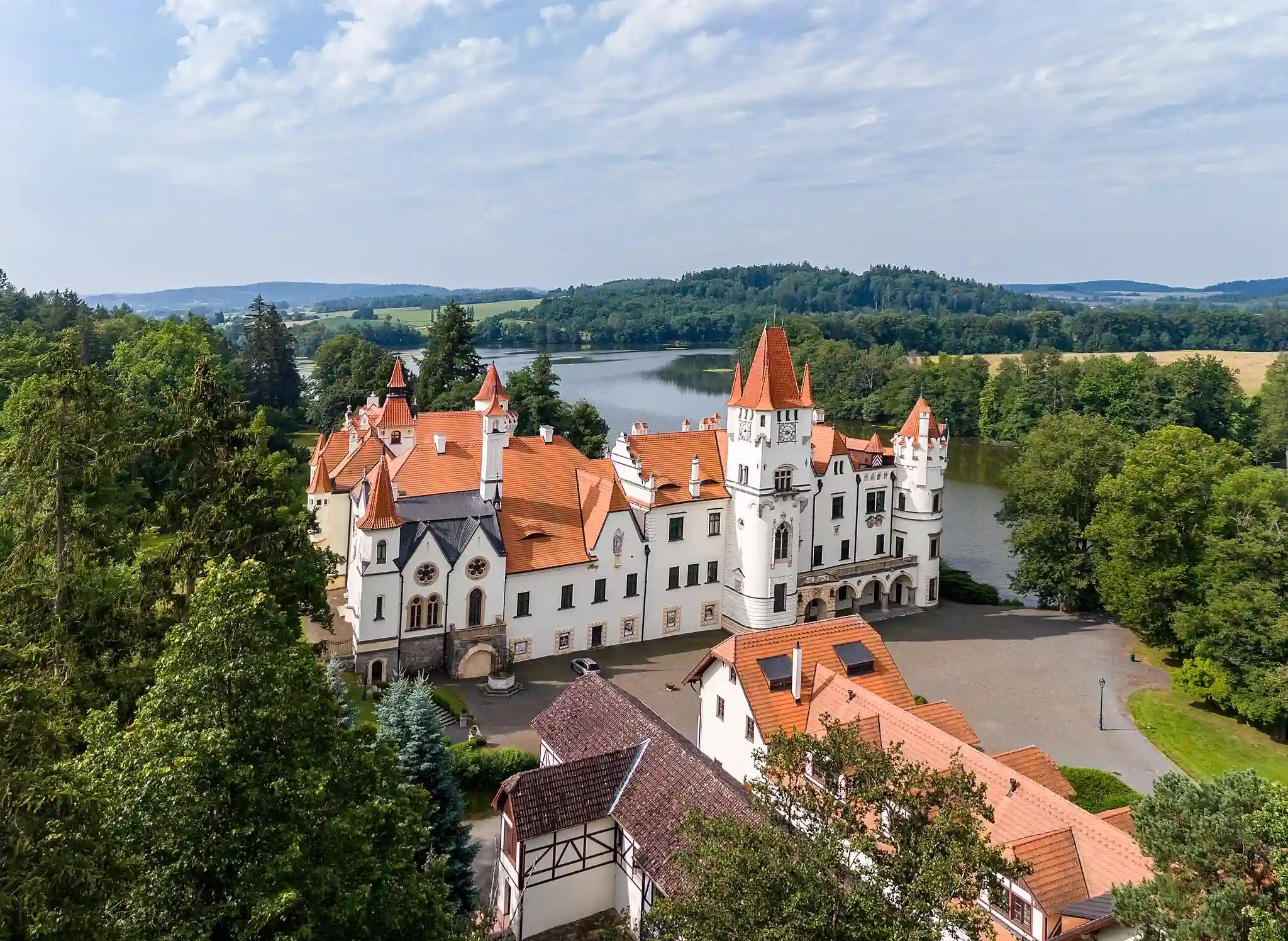 Zámek Žinkovy z ptačí perspektivy