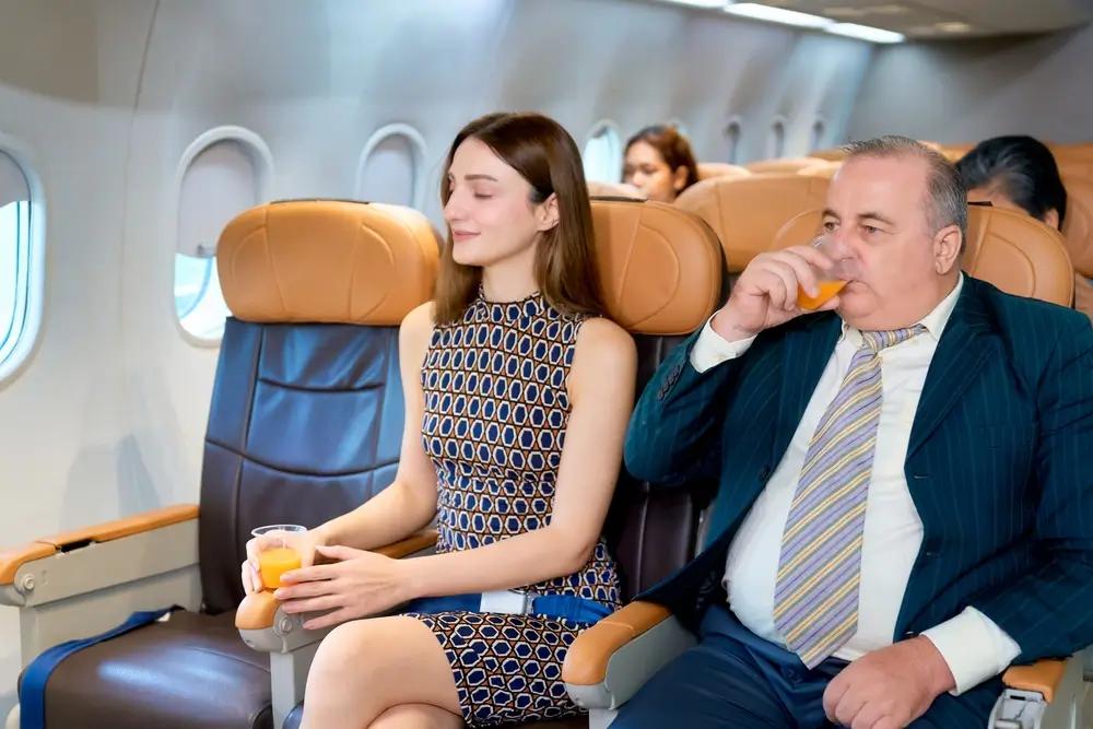 Slečna na prostředním sedadle nakloněna směrem od pána