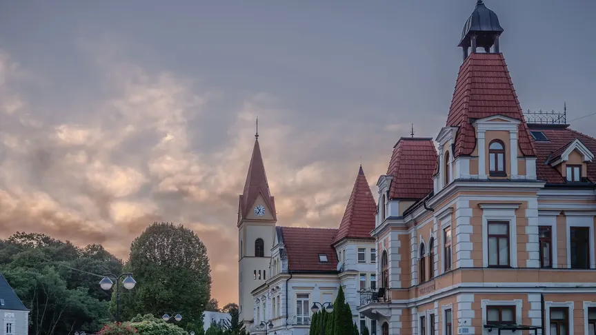 Město Trenčianské Teplice při západu Slunce.