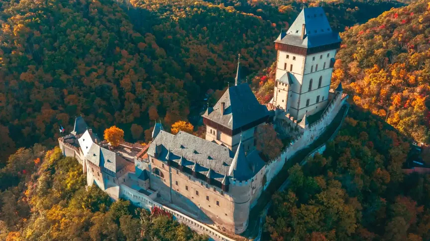 Hrad Karlštejn z ptačí perspektivy.