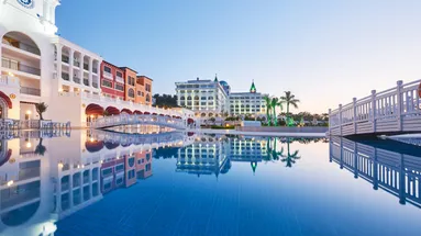Místo luxusního hotelu bydlela v obyčejném bytě.