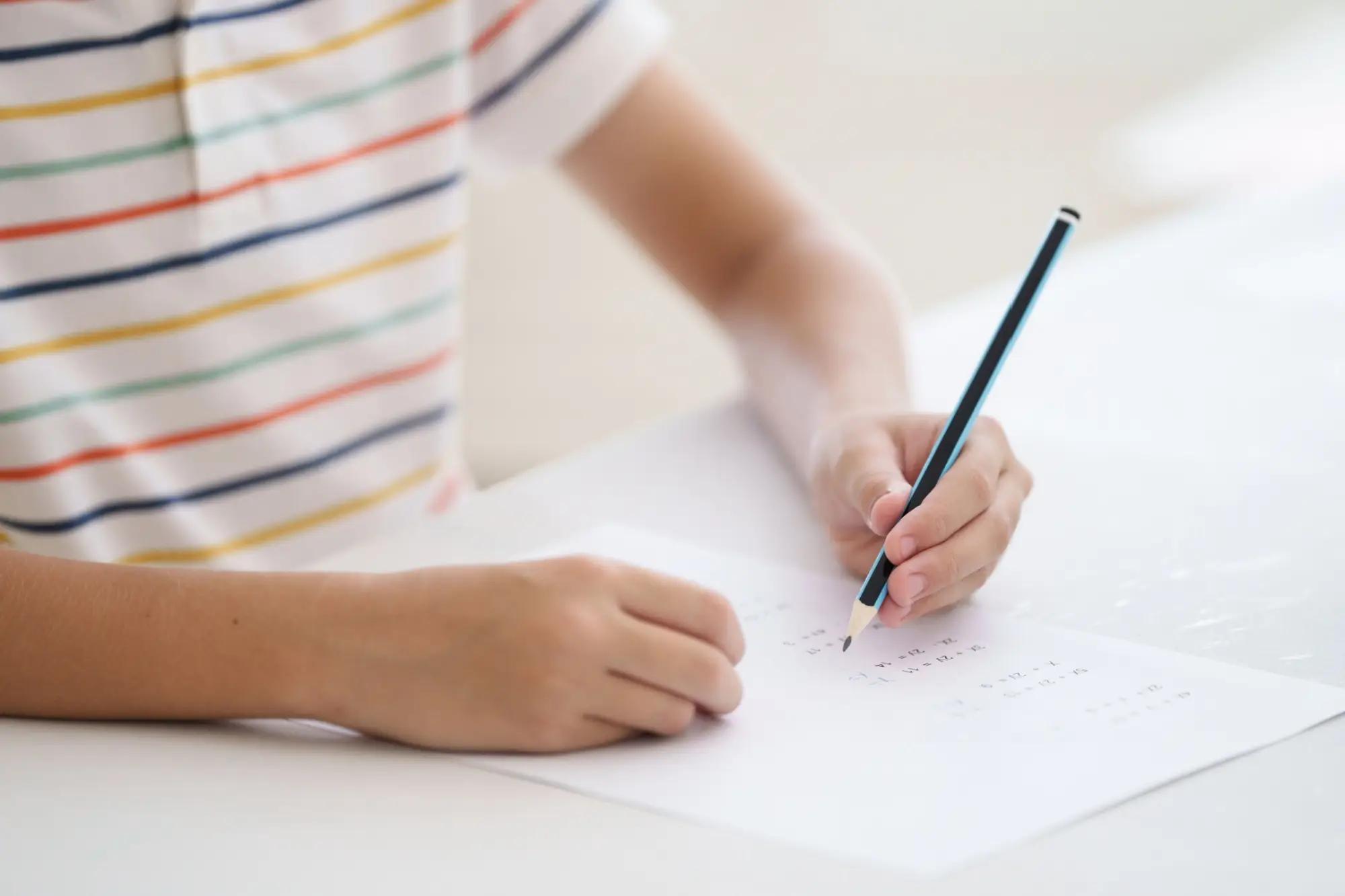 Dítě počítající matematický úkol