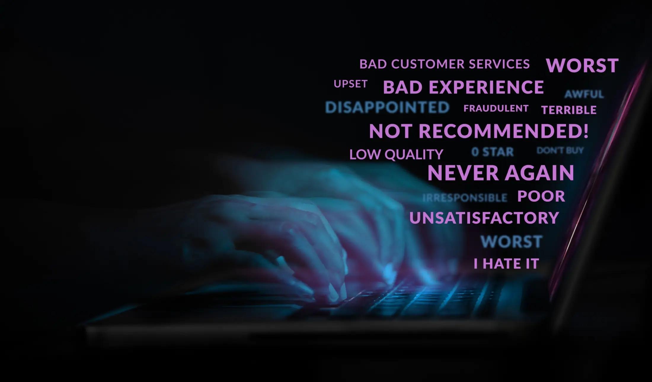 Tmavý obrázek, kde jsou nejasně vidět ruce, které v rychlosti píší na notebook. Píší falešné recenze, jejichž slova létají ve vzduchu.