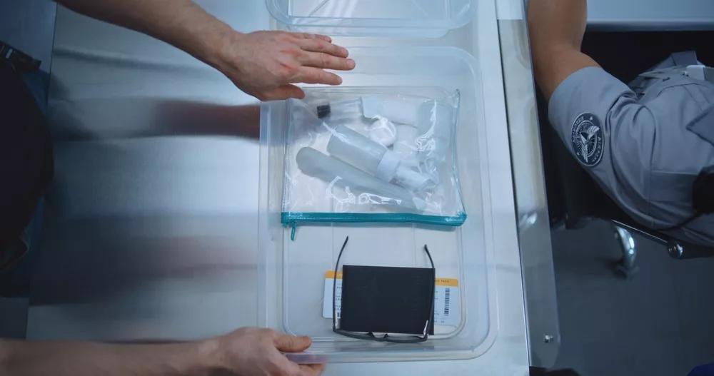 Bezpečnostní kontrola na letišti - sáček s tekutinami o objemu do 100 ml