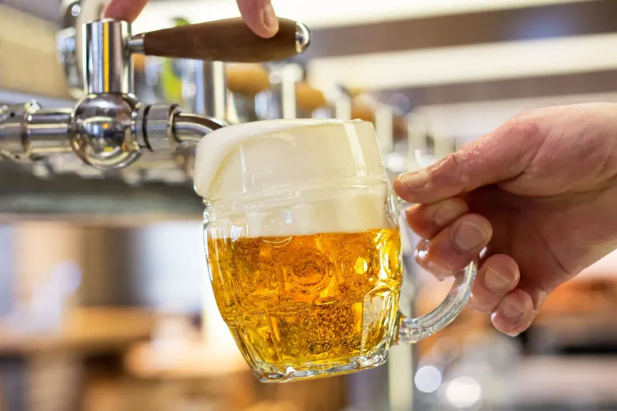 pivo ve sklenici