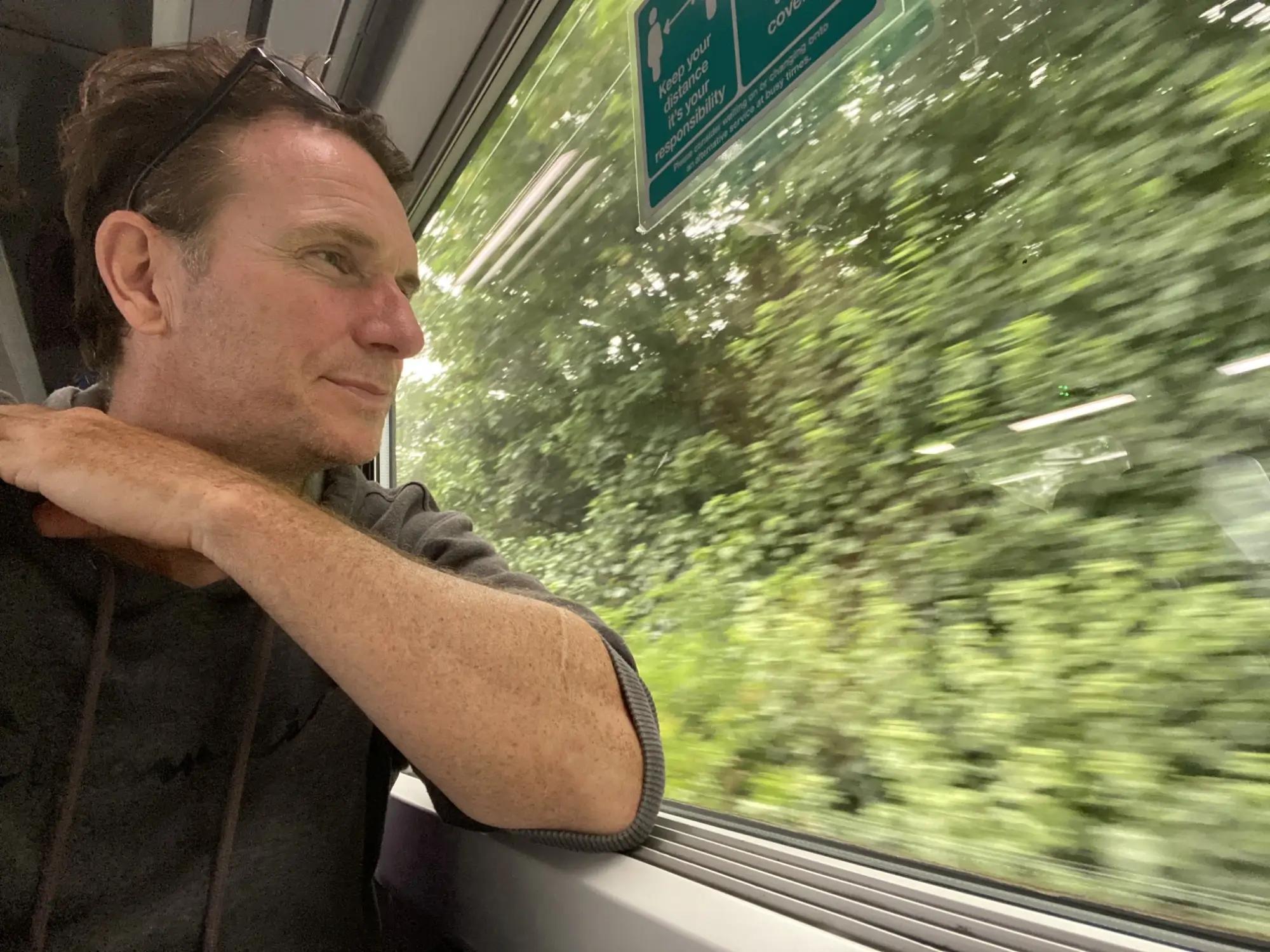 Muž ve vlaku - ilustrační foto