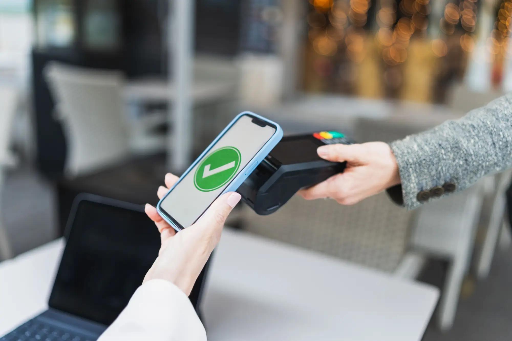 Platba mobilním telefonem na terminálu