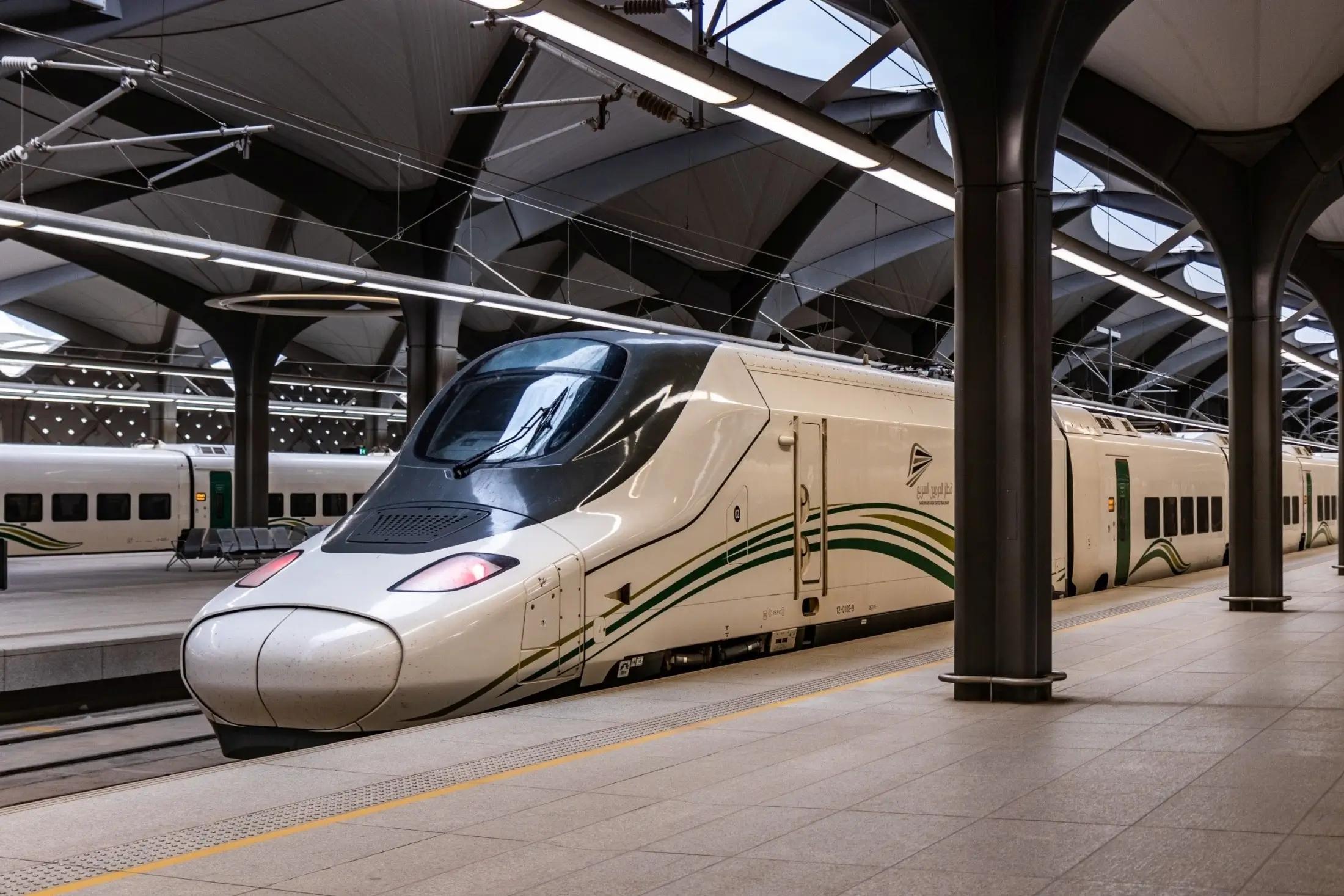 Moderní vysokorychlostní vlak v jedné ze stanic Haramainu.