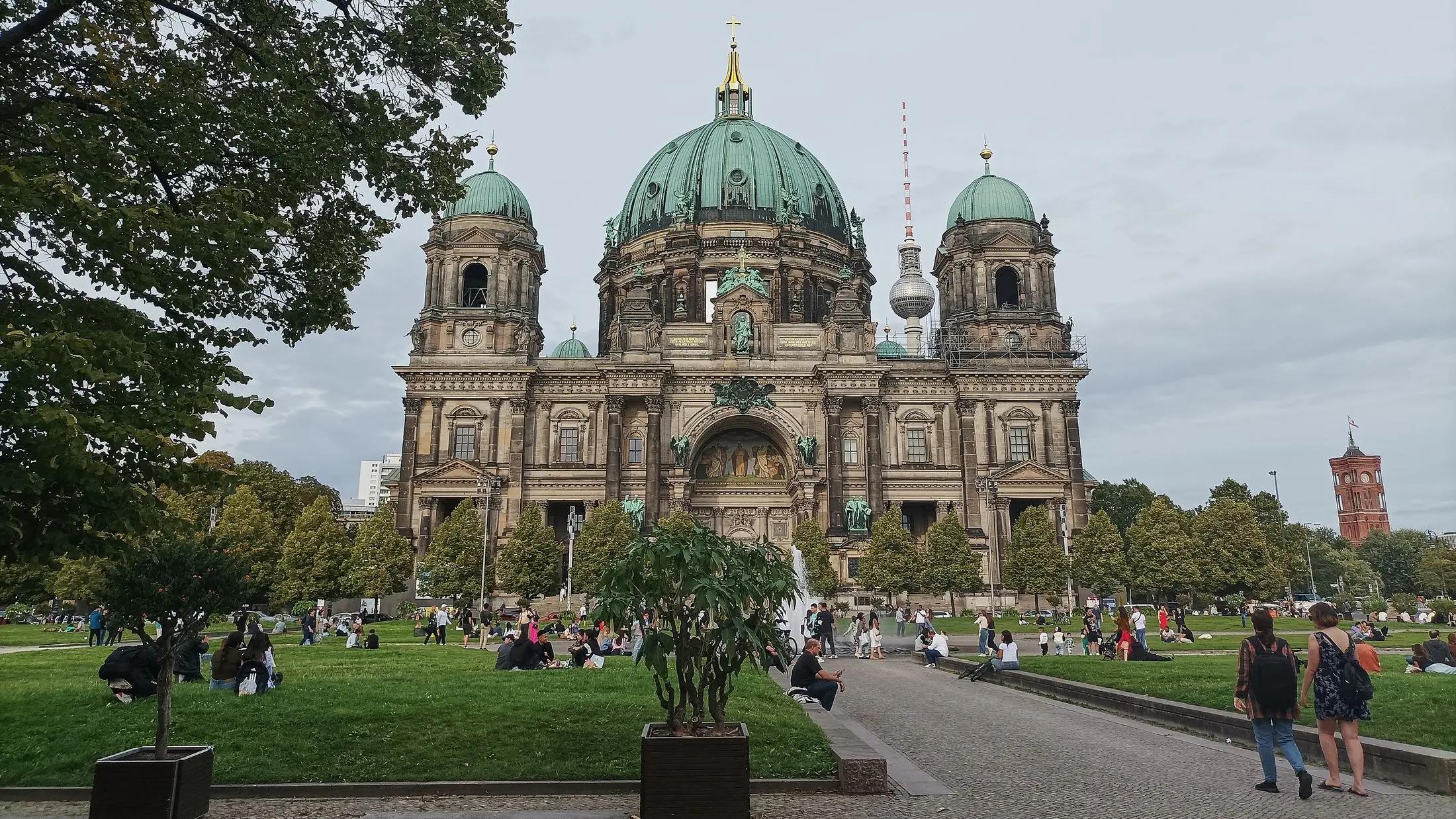 Záběr na město Berlín, konkrétně Berlínský dóm.