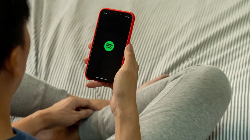 Kdo si platí předplatné Spotify, brzy si připlatí.