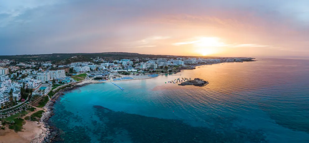 Na Kypr se ročně vydá více než milion turistů z celé Evropy.