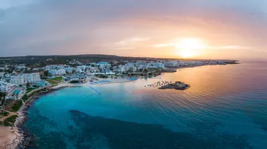 Na Kypr se ročně vydá více než milion turistů z celé Evropy.