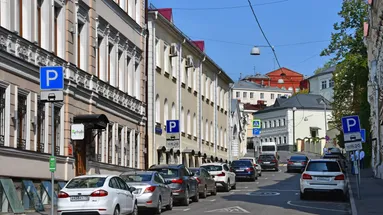 Obce začaly rozdávat pokuty za parkování před vlastním domem. Na co si dát pozor, abyste neplatili?