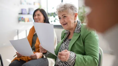 Žádost o důchod může působit jako čistá formalita – člověk dosáhne důchodového věku, podá papíry a čeká.