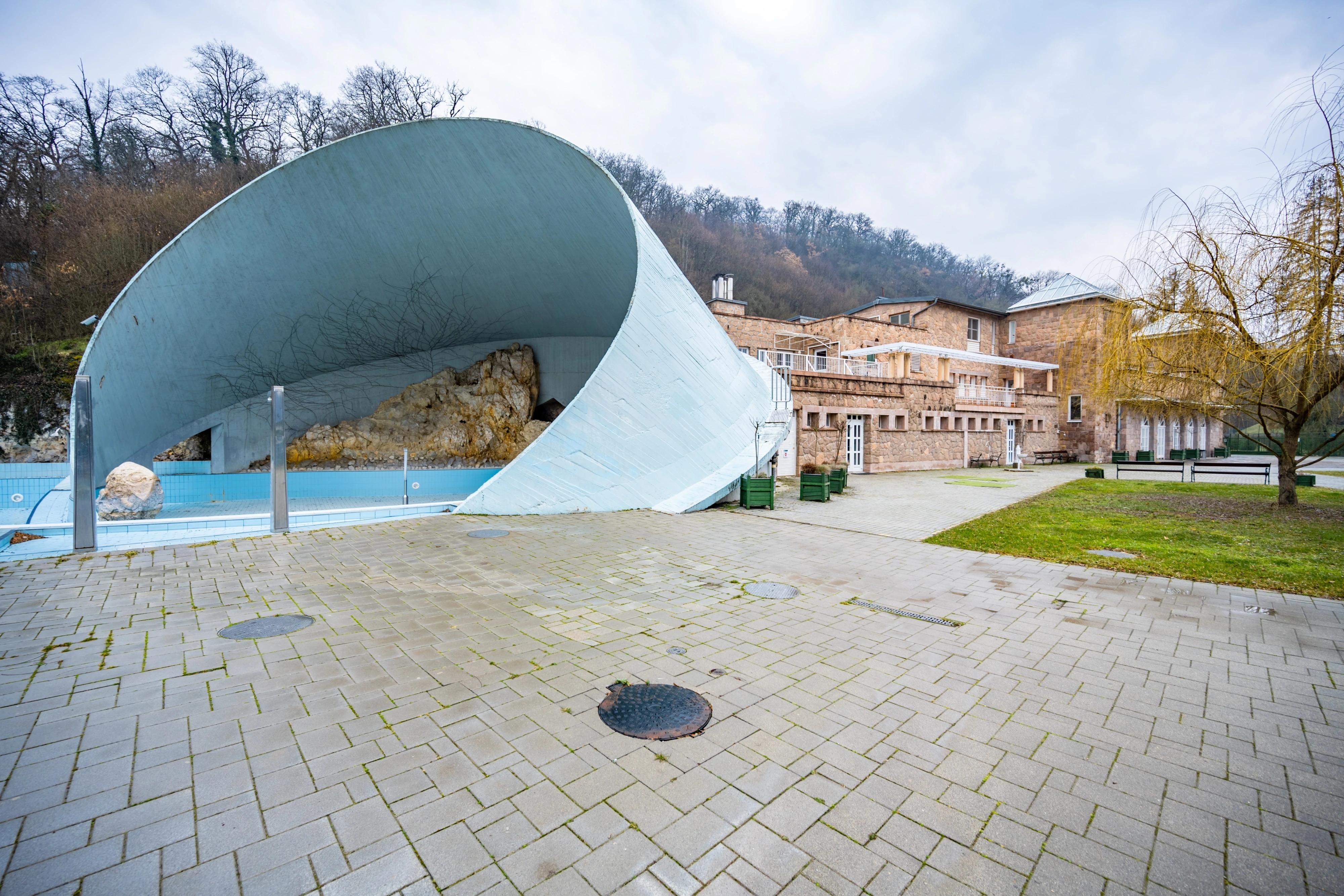 Pohled do areálu lázní Miskolctapolca.