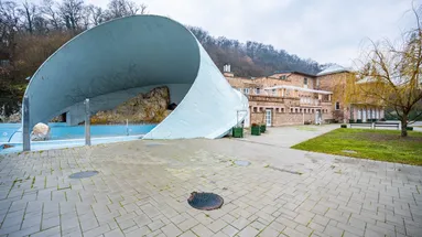 Pohled do areálu lázní Miskolctapolca.