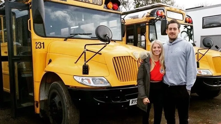 V autobusu mají nejen obývací pokoj, ale také koupelnu a toaletu.