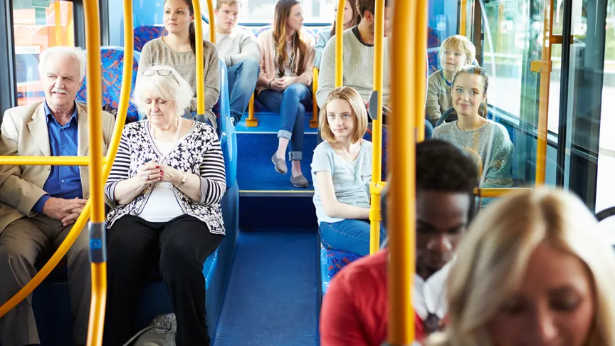 Cestující v autobuse