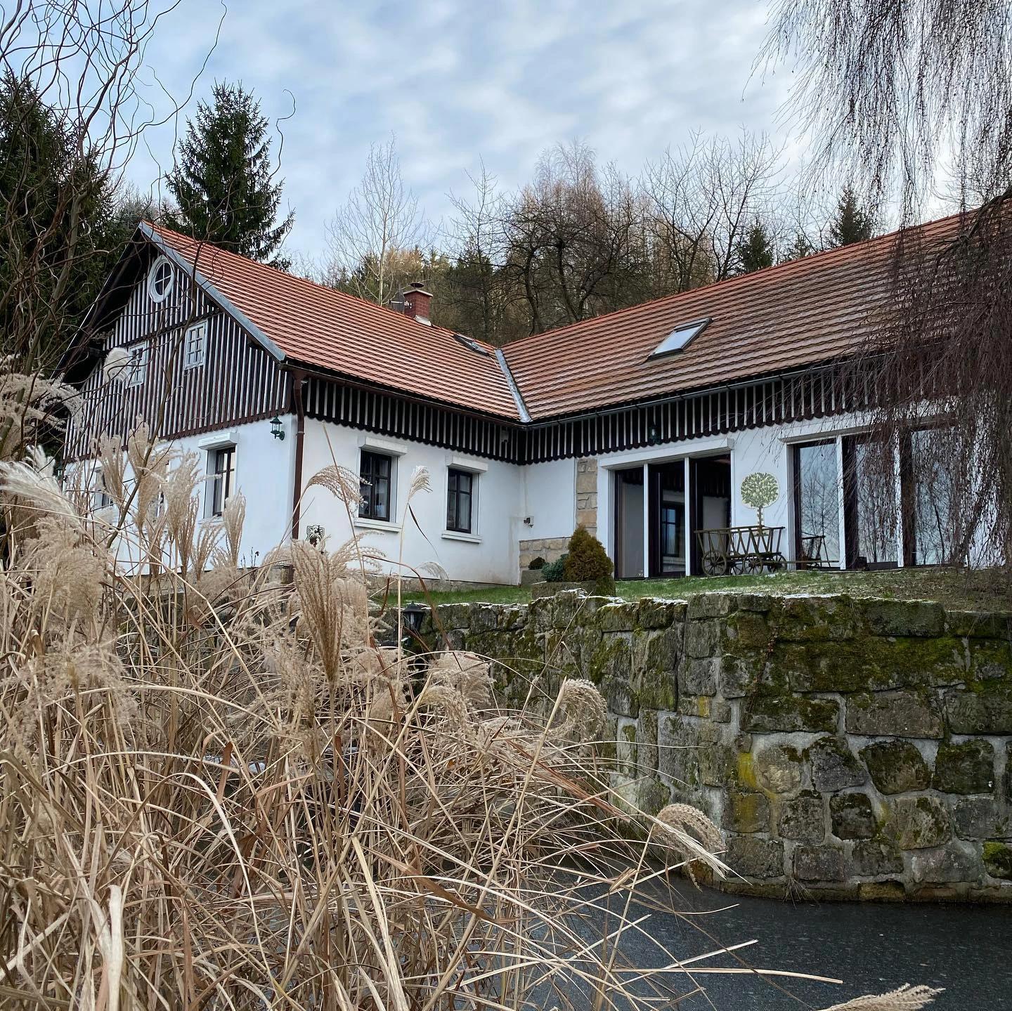 Pohled zvenčí na chalupu Lucie Bílé v Českém ráji.