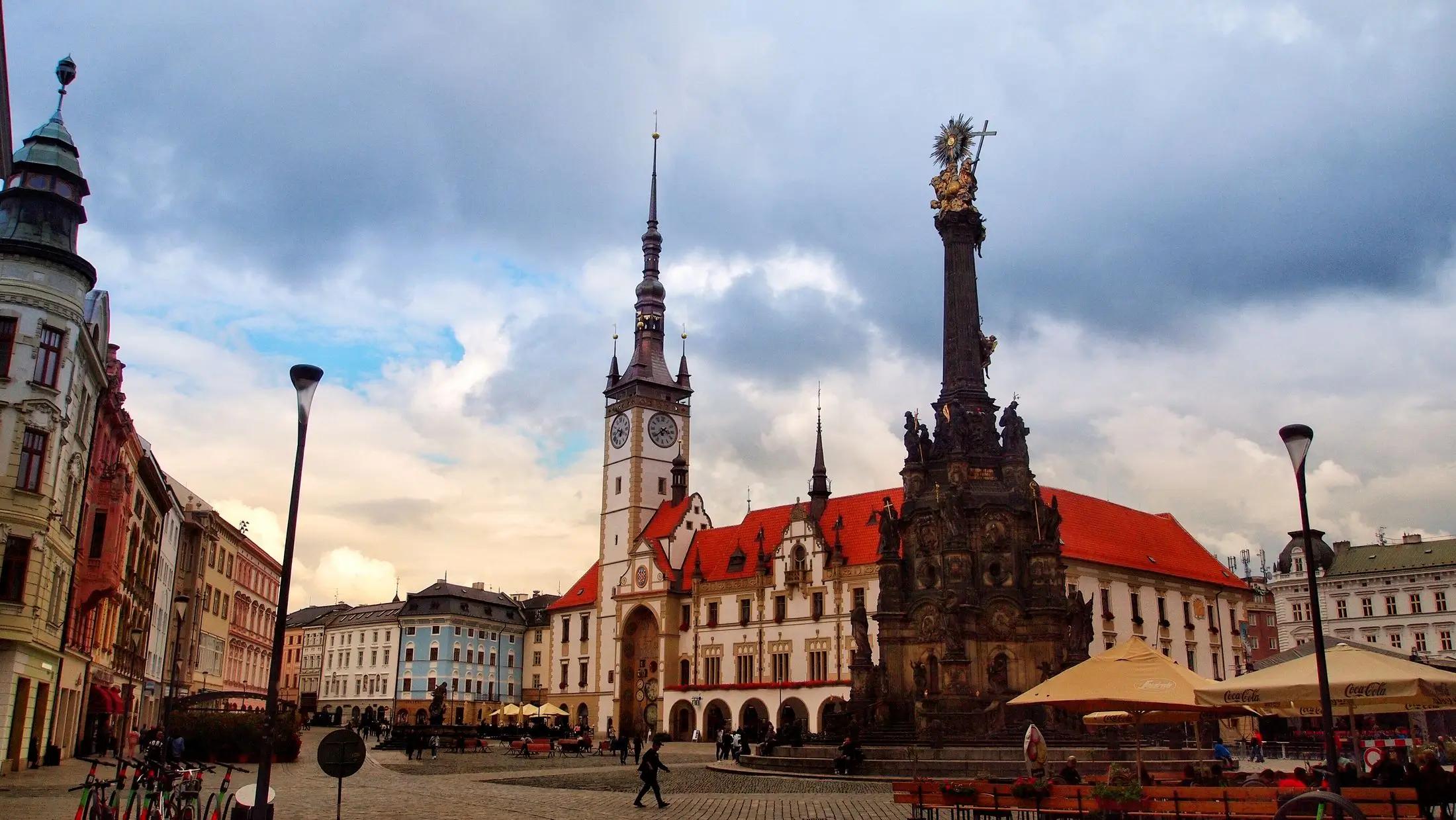 Horní náměstí ve městě Olomouc. Vidět jde radnice s orlojem a sloup Nejsvětější trojice.