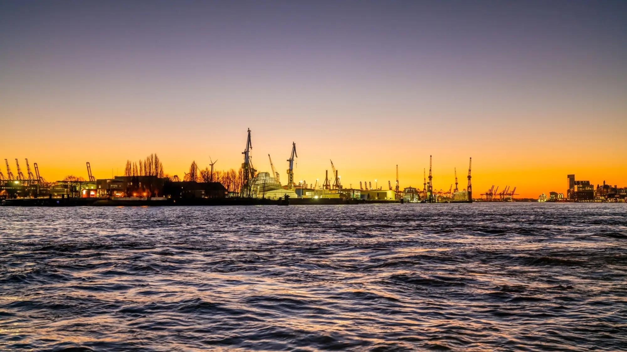 Hamburský přístav při západu slunce